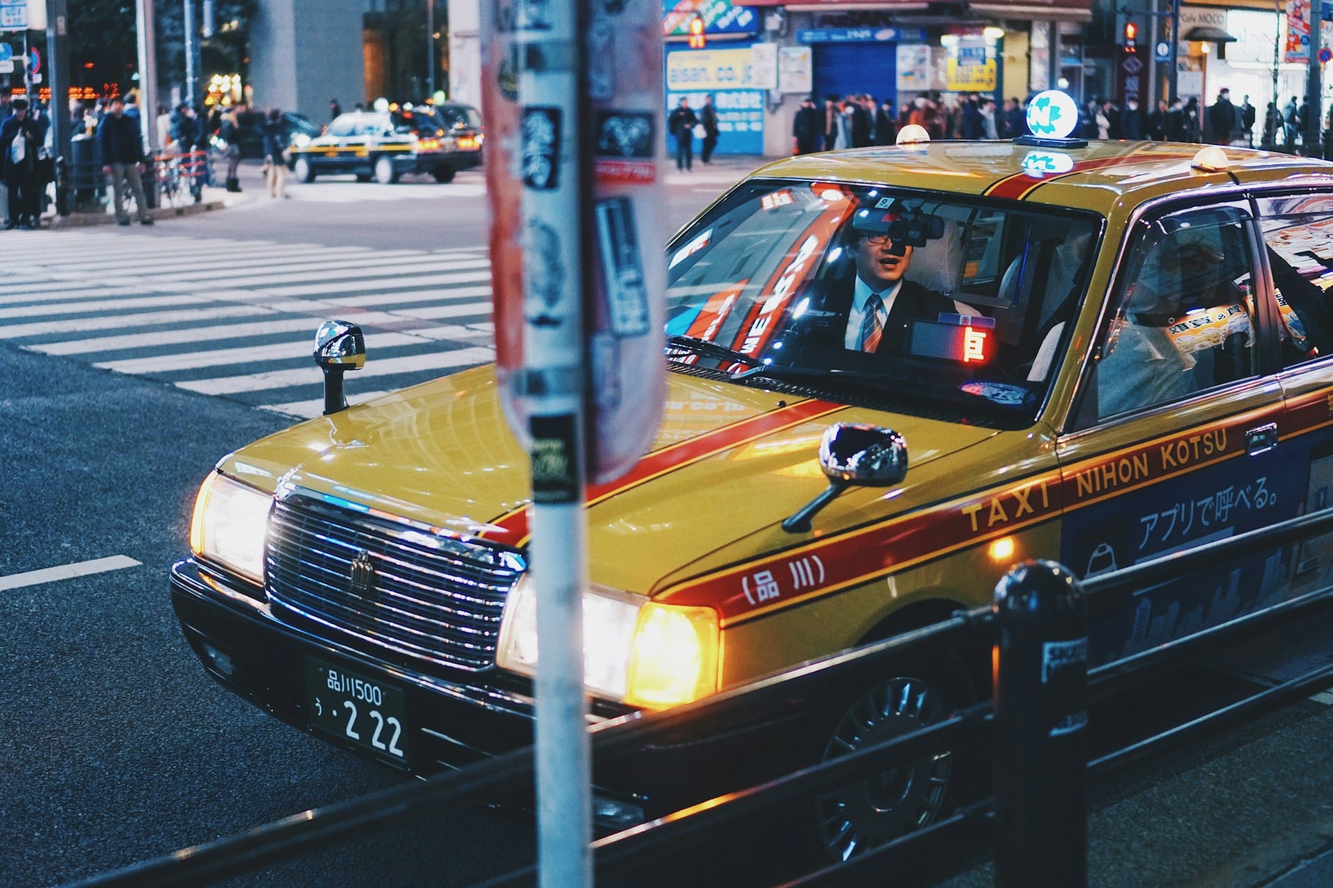 Photo d'un taxi dans les rues de Tokyo. Permettant d'illustrer les différentes applications de taxi au Japon. Permis-japonais.