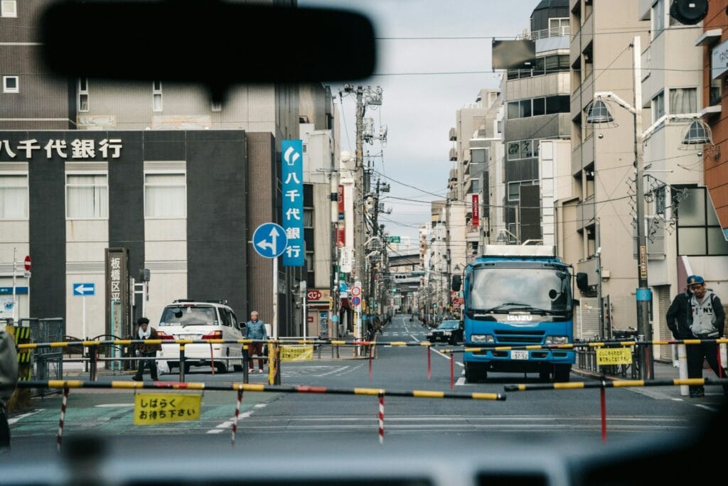 Conduire au Japon. Photo à bord d'une voiture dans les rue du Japon. Traduction de permis.