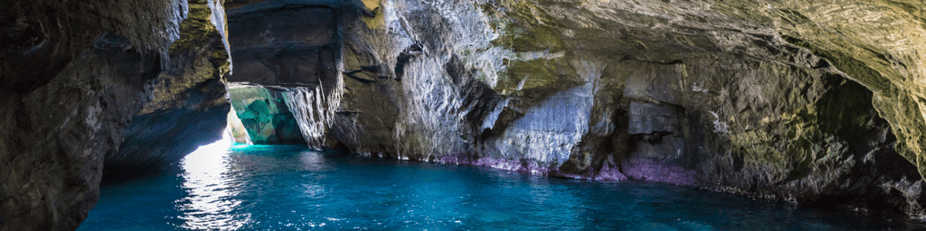 Photo de la grotte de Dogashima. Conduire au Japon, raod trip au Japon.