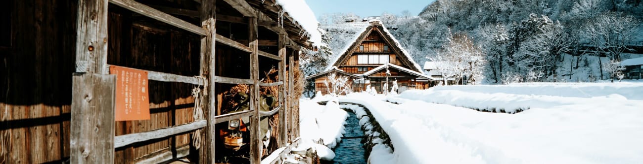 Location voiture Japon. Photo d'un village pittoresque dans les alpes japonaises à Nagano. Traduction de permis.